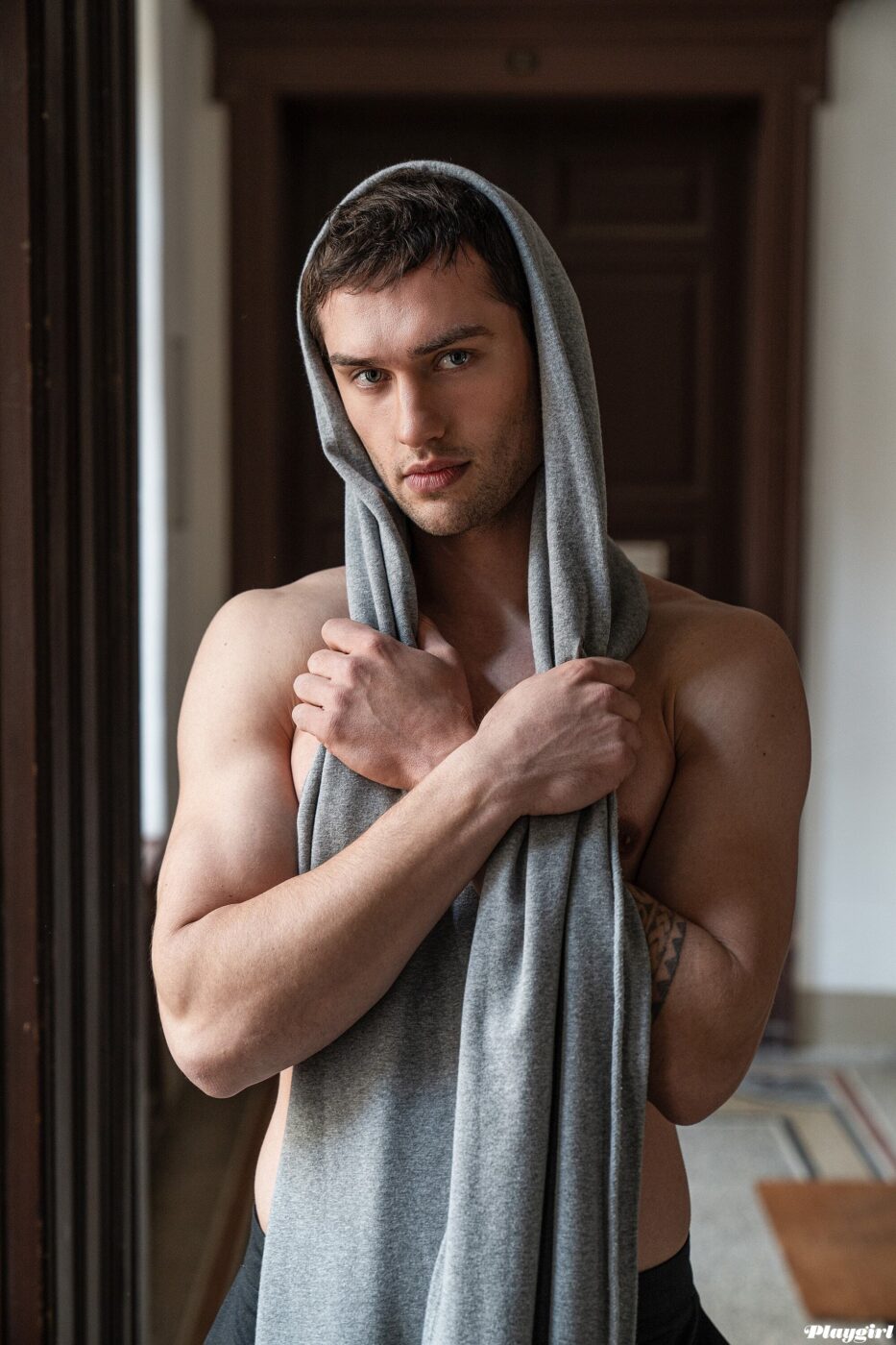 Scarf-hoodie: Ilija Nestorović •
Pants: Ivan Iveljić.