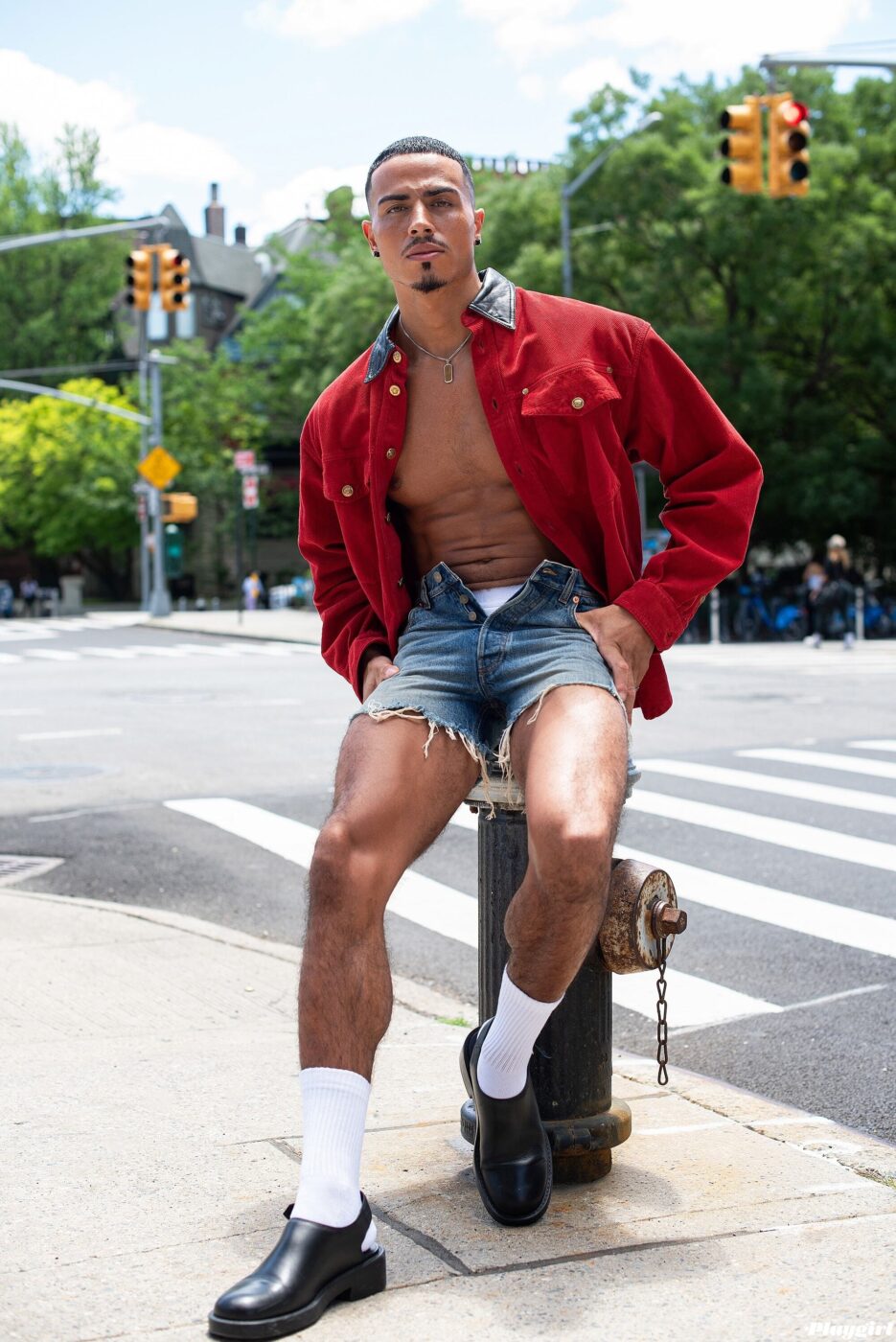 Shirt: Versace • Shorts: Gucci • Shoes: Courrèges.